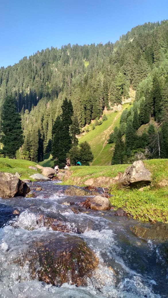 image of a river flowing through the Aru Valley in Kashmir.